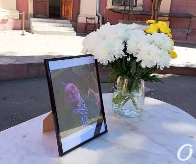 Александр Ройтбурд - «Ро — наш бро…»: одесситы приходят в Худмузей со слезами и цветами - odessa-life.od.ua - Украина - Одесса