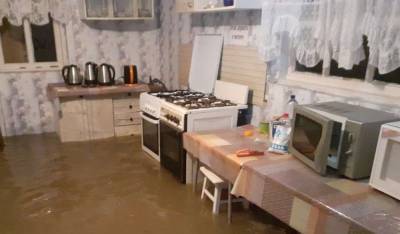 Ливни затопили курортный посёлок на побережье Азовского моря: дома ушли под воду (видео, фото) - sharij.net - Киев - Запорожская обл. - Ukraine