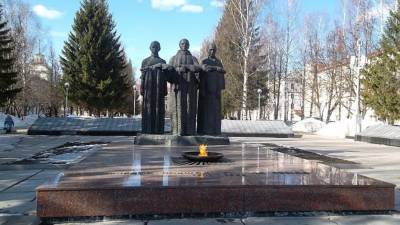 В Сыктывкаре две девочки потушили Вечный огонь - yur-gazeta.ru - Россия - респ. Коми - Сыктывкар