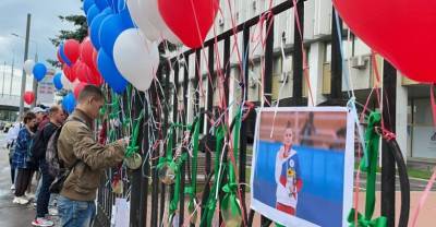 Дина Аверина - "Для нас ты победила!": У здания ОКР в Москве прошёл флешмоб в поддержку Дины Авериной - reendex.ru - Москва - Россия - Токио