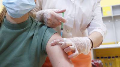 Ринат Максютов - В «Векторе» не нашли оснований для массовой вакцинации детей от COVID-19 - mir24.tv - Москва - Россия