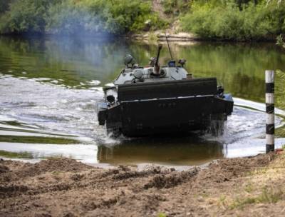 Мотострелки учили плавать боевую технику - vpk-news.ru