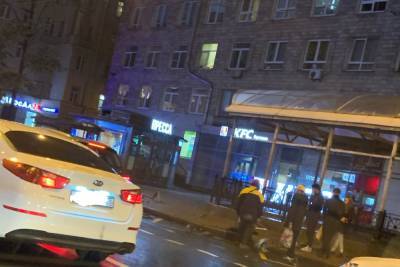 У метро «Автово» автомобиль снес остановку - neva.today - Санкт-Петербург - район Кировский, Санкт-Петербург