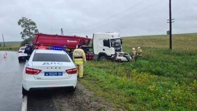 В ДТП на мокрой дороге погибла молодая пара: в их машину врезался грузовик (ФОТО) - newdaynews.ru - Тюмень - Свердловская обл.