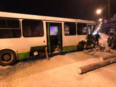 Сыктывкарский суд поделил вину в ДТП между водителями лесовоза и автобуса, из-за которых пострадали 13 пассажиров - komiinform.ru - Сыктывкар - Печорск