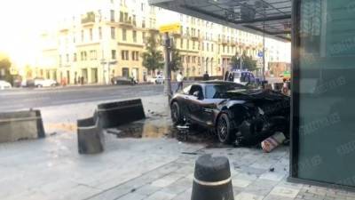 Mercedes - Момент ДТП со спорткаром Mercedes в центре Москвы попал на видео - 5-tv.ru - Москва