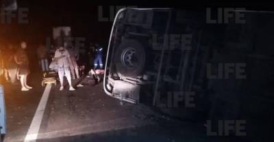 Пассажиры выбирались через разбитое стекло: Лайф публикует видео с места опрокидывания автобуса под Саратовом - reendex.ru - Саратовская обл. - Саратов