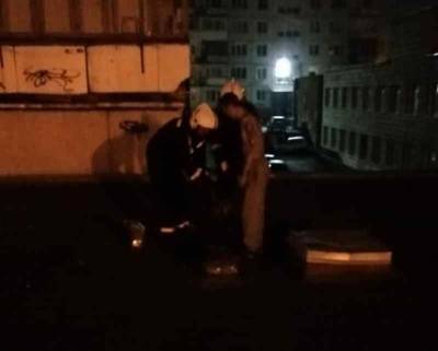 Новосибирские спасатели сняли с крыши поликлиники неадекватного мужчину - runews24.ru - Новосибирск