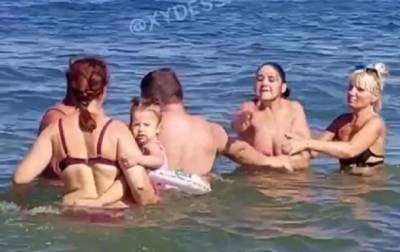 «Морской бой с верующими»: на пляже в Одессе женщины устроили драку с ребенком на руках (видео) - sharij.net - Одесса