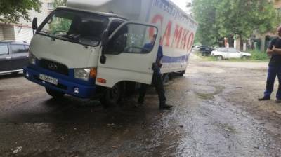 В пензенском микрорайоне КПД грузовик начал уходить под землю - penzainform.ru - Пенза