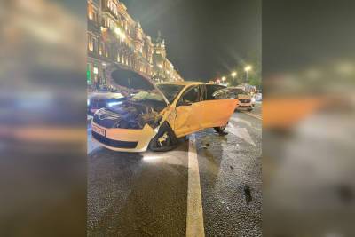 В массовом ДТП на Невском пострадали водитель BMW и пассажирка другого авто - spb.mk.ru - Ленинградская обл. - Санкт-Петербург