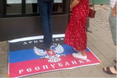 Во львовской кофейне вместо коврика постелили «флаг ДНР» - real-vin.com - Украина - Львов - ДНР