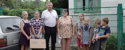 Многодетная семья из адыгейской станицы получила в подарок от депутатов компьютер - runews24.ru - респ. Адыгея
