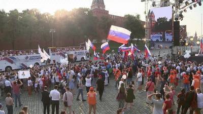 Шквалом эмоций встретили олимпийцев болельщики, собравшиеся на Васильевском спуске - 1tv.ru - Москва - Россия - Токио