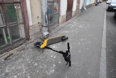 Петербуржцам предложили обсудить судьбу бесхозных самокатов на улицах города - spb.mk.ru