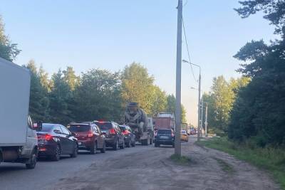 Под Тверью обочечники пытаются объехать пробку на Бежецком шоссе - tver.mk.ru - Тверь - Тверская обл. - район Калининский