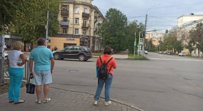 Их будто бы специально вдавили: ярославцы ужаснулись просевшими люками в городе - progorod76.ru - Ярославская обл. - Ярославль