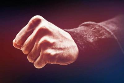 30-летний житель Курска избил сотрудника полиции прямо в отделе УМВД - chr.mk.ru - Россия - Курск