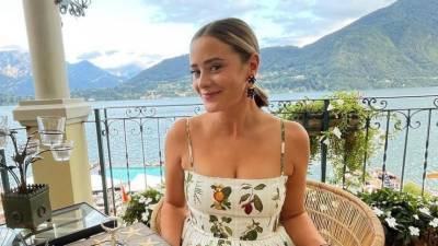 Джо Байден - Внучка Байдена шокировала американцев глубоким декольте на свадьбе подруги - 5-tv.ru - США - Италия - Афганистан