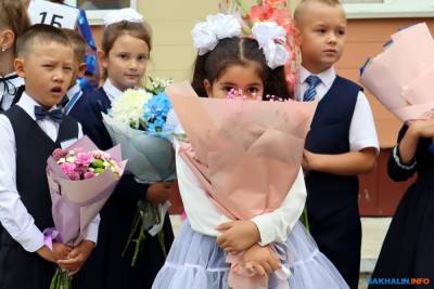 1 сентября в Южно-Сахалинске: радость, шуршащие букеты, новые учителя и старые пробки - sakhalin.info - Англия - Южно-Сахалинск