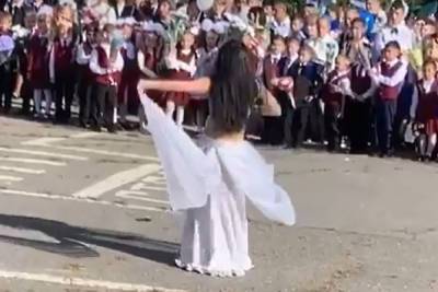 «Почему не стриптиз?»: в Хабаровске на линейке детям показали танец живота - mk.ru - Хабаровск