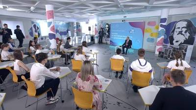 Владимир Путин - Путин поздравил учащихся и педагогов с Днем знаний - tvc.ru - Россия - Владивосток