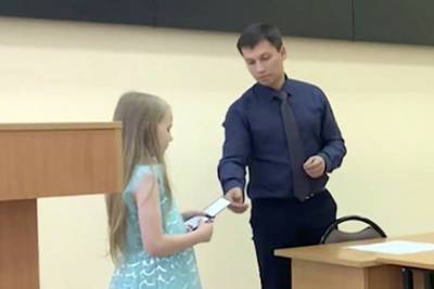 Алиса Теплякова - Поступившей в девять лет в МГУ россиянке вручили студенческий билет - lenta.ru - Россия