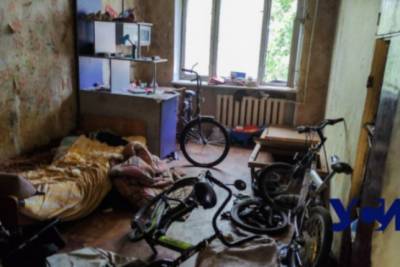 В Одессе у женщины, которая превратила квартиру в свалку, забрали ребенка - rupor.info - Одесса