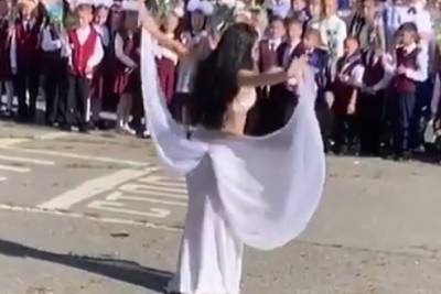 В Хабаровске объяснили танец живота на школьной линейке - mk.ru - Хабаровск