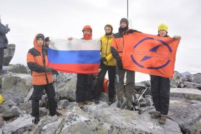 Инклюзивная экспедиция подняла над Народной российский триколор в поддержку паралимпийцев - bnkomi.ru - Токио - Санкт-Петербург - респ. Коми