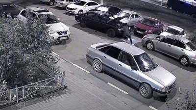 В Воронеже камеры наблюдения сняли момент наезда машины на лежавшего под ней мужчину - vestivrn.ru - Воронеж