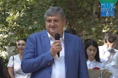 Алексей Гасанов посетил торжественную линейку в махачкалинской гимназии №4 - mirmol.ru - Махачкала - респ. Дагестан