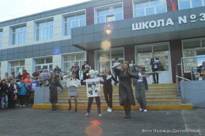В курганской школе № 36 прошла линейка, посвящённая Дню знаний - kikonline.ru - Курган