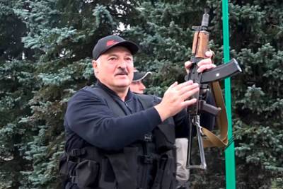 Александр Лукашенко - Лукашенко на день рождения подарили портрет с автоматом в сопровождении сына - lenta.ru - Украина - Белоруссия