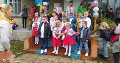 У селі на Львівщині провели урочисту лінійку під закритою школою (відео) - 24tv.ua