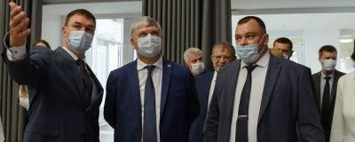 Александр Гусев - Губернатор Александр Гусев подарил школе в Новой Усмани три автобуса к 1 сентября - runews24.ru - Воронежская обл.