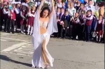 «Танец живота» молодой учительницы взбодрил школьную линейку в Хабаровске - bloknot.ru - Хабаровск