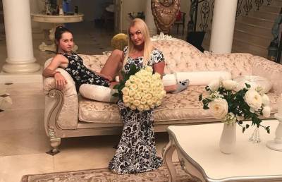 Анастасия Волочкова - Балерина Анастасия Волочкова - Волочкова опозорилась на линейке у дочери: пикантный образ дивы - pupolita.ru - Россия