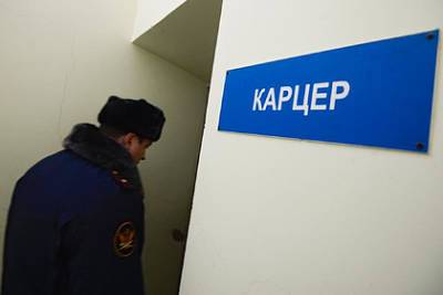 Рецидивисту добавили срок за нападение на начальника российской колонии - lenta.ru - Россия