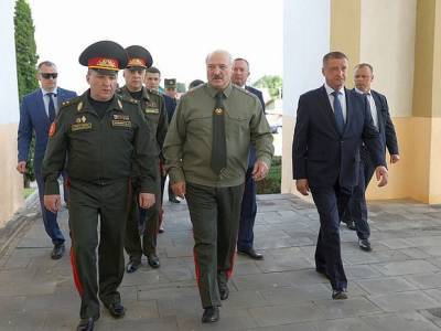 Александр Лукашенко - Лукашенко на 67-летие подарили картину, на которой он «бегает с Колей с автоматом» (видео) - rosbalt.ru - Украина - Минск