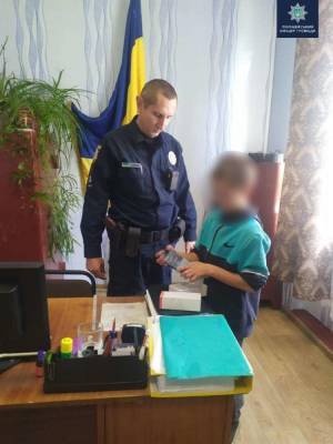 Смартфон за хорошее поведение ребенку подарил полицейский общины на Черкасчине - lenta.ua - Украина
