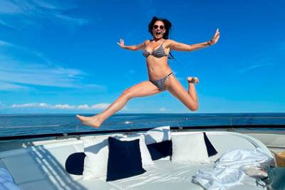 Деми Мур - 58-летняя Деми Мур поделилась новым фото в бикини с яхты - lenta.ru - США