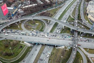 Автомобиль перевернулся на 3-м километре МКАД в результате ДТП - vm.ru - Москва