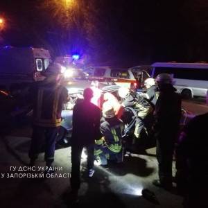 В Коммунарском районе Запорожья столкнулись два автомобиля: есть пострадавшие. Фото - reporter-ua.com - Украина - Запорожская обл. - Запорожье