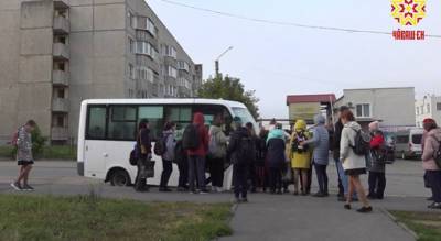 Школьники Соляного битком заполняют автобус, чтобы успеть на уроки: "Если не успел – лучше пешком" - pg21.ru