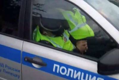 В УМВД Липецкой области начали проверку после видео со спящими в служебной машине полицейскими - govoritmoskva.ru - Москва - Россия - Липецкая обл.