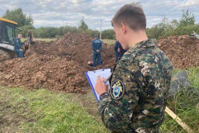 Пожилого новгородца засыпало грунтом в трубичинской траншее - mk.ru - Новгородская обл. - Великий Новгород