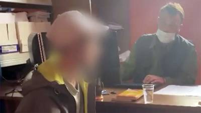 Опубликованы кадры допроса мужчины, заманившего к себе школьницу в Ленобласти - iz.ru - Россия - Ленинградская обл. - Израиль - район Красносельский - район Гатчинский