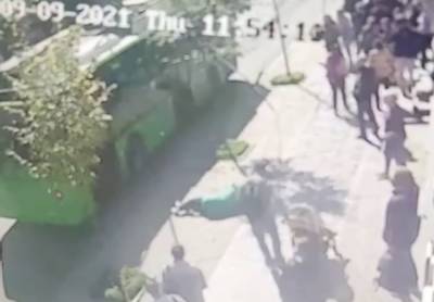 Провод троллейбуса упал на женщину в Харькове: момент ЧП попал на видео - politeka.net - Украина - Харьков
