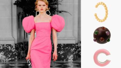 Дженнифер Лопес - Бритни Спирс - Carolina Herrera - Серьги-шарики, колечки и пупырышки — тренд этого (и грядущего) сезона - skuke.net